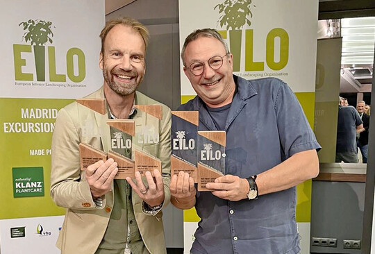 Stellvertretend nahmen Geschäftsführer Michel Aebi (links) und Alexander Hildebrand die Eilo Awards für alle Gewinnerprojekte der Element Green Partnerbetriebe entgegen.