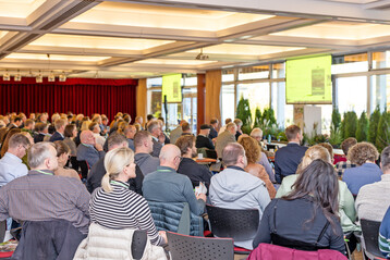 Am 6. November 2025 trafen sich gut 200 Vertreterinnen und Vertreter der Substrat- und Erdenindustrie in Bad Zwischenahn zum IVG Branchentag Erden & Substrate.