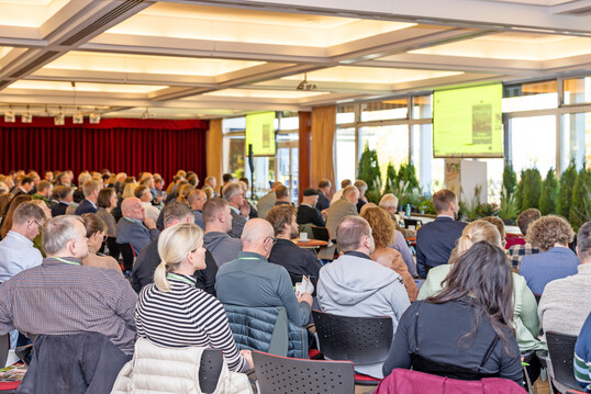 Am 6. November 2025 trafen sich gut 200 Vertreterinnen und Vertreter der Substrat- und Erdenindustrie in Bad Zwischenahn zum IVG Branchentag Erden & Substrate. 