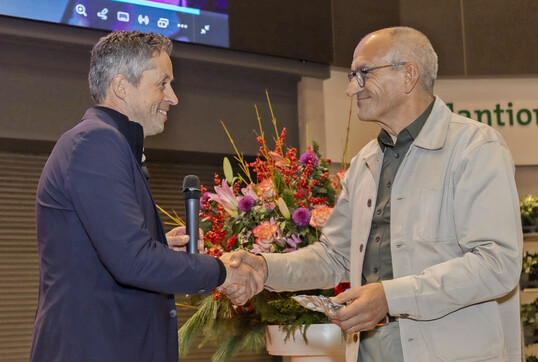 Guus van Logtestijn (rechts) wurde von Ren Willemsen mit der goldenen Plantion-Anstecknadel geehrt.