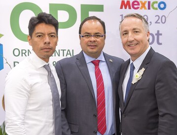  (v.l.n.r.): Oscar Jimnez Len, Geschftsfhrer JARDINES DE MXICO; Enrique Arias Velazco, Prsident OPF; und Oliver P. Kuhrt Geschftsfhrer der Messe Essen.