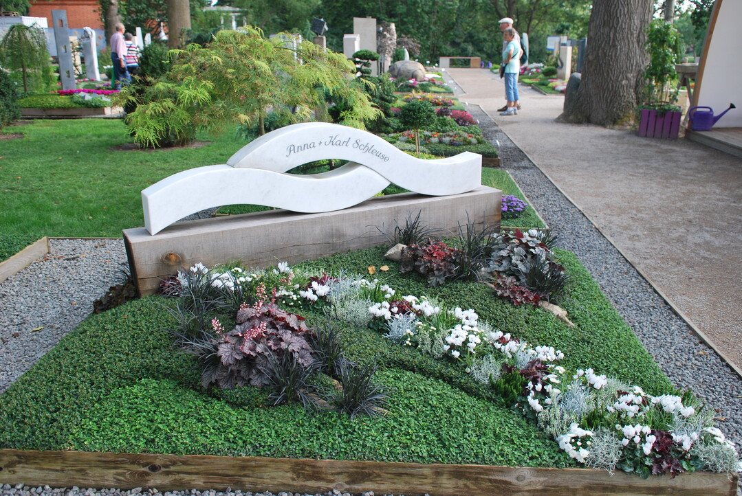 Blumen Burmester, Burg, Ehrenpreis des Landesverbandes Gartenbau Rheinland fr ein besonders gelungenes farbliches Zusammenspiel zwischen Grabbepflanzung und Denkmal.