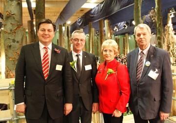 Andreas Geisel, Berliner Senator fr Stadtentwicklung und Umwelt, ZVG-Prsident Jrgen Mertz, Dr. Dietlind Tiemann, Oberbrgermeisterin der Stadt Brandenburg an der Havel, und Gnter Landgraf, Prsident des Landesverbandes Berlin der Gartenfreunde e.V., begrten mehr als 1.200 Gste auf dem Blumenhallenempfang (v.l.n.r.)