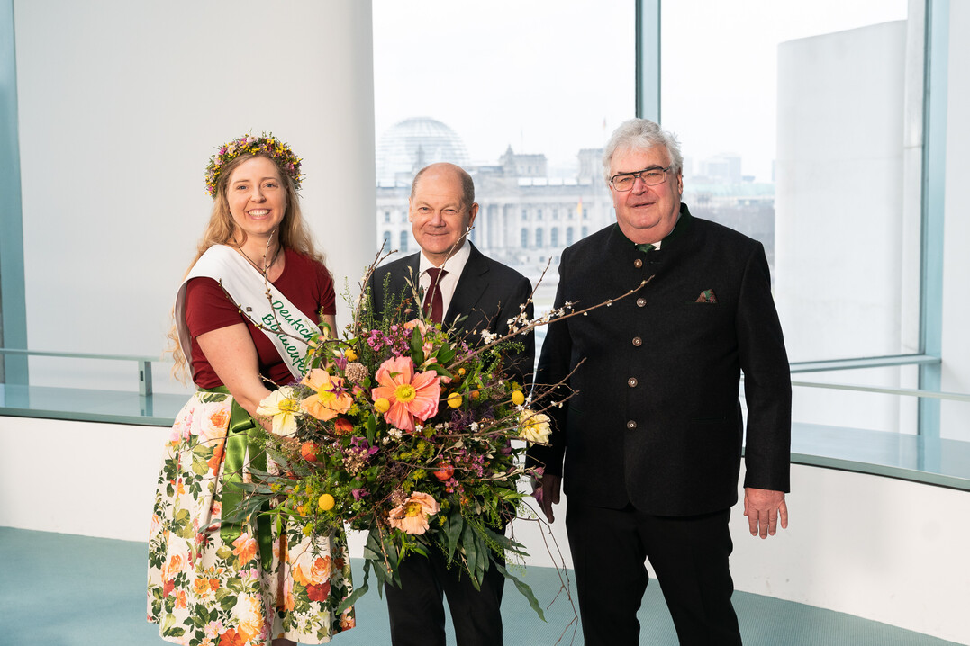 Die Deutsche Blumenfee 2022/23, Regina Haindl, berbringt den Valentinsgru des deutschen Gartenbaus gemeinsam mit ZVG-Vizeprsident Wilhelm Bck an Bundeskanzler Olaf Scholz.