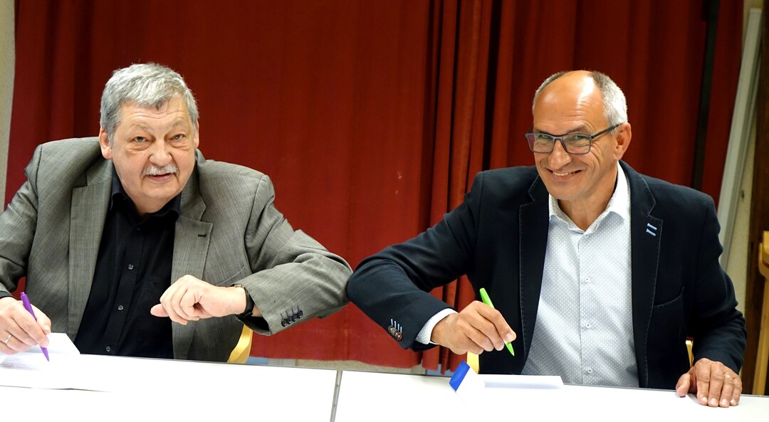 Die Vertragsunterzeichnung schließen Helmuth Prinz, FDF-Präsident, und Guus van Logtestijn, Kaufmännischer Direktor und Mitglied der Geschäftsführung bei Plantion, mit dem Corona-Gruß ab!