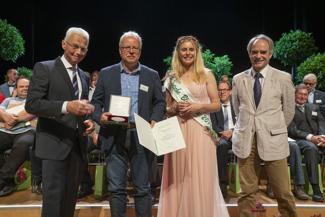Der Ehrenpreis des Bundesministeriums fr Ernhrung und Landwirtschaft
im Bereich Schnittblumen im Hallenschauwettbewerb
fr hervorragende Leistungen in Silber wurde an Gartenbau Paul Panzer aus Bad Kstritz verliehen. Den Preis nahm stellvertretend Joachim Lissner vom thringischen Gartenbauverband entgegen. 	


