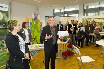 Prof. Dr. Ulbrich(r.) und die Studierende Anja Fritzen erffnen am 9.11.2012 die 3. blhende Unternehmensmesse Gartenbau. 
