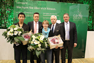 Zum Startschuss des hchstdotierten Nachwuchspreises der grnen Branche im Rahmen der IPM 2014 begrte der Landgard Vorstandsvorsitzende Armin Rehberg (2.v.l.) gemeinsam mit Willi Andree, Kuratoriumsvorsitzender der Landgard Stiftung (r.), und Prof. Dr. Matthias Diezemann, Prsident der TASPO Stiftung (2.v.r.) auch die beiden Vorjahresgewinner Mona Quambusch und Tsu-Wei Chen.