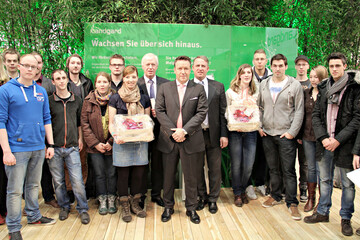 Zur Prsentation des neuen Stipendienprogramms der Landgard Stiftung im Rahmen der Seite 2 von 2 IPM begrte Armin Rehberg, Vorstandsvorsitzender der Landgard eG und der Landgard Stiftung (m.), gemeinsam mit dem Kuratoriumsvorsitzenden der Landgard Stiftung Willi Andree (r.) und Dr. Karl-Heinz Kerstjens, Leiter des Gartenbauzentrums Essen, auch zahlreiche Schler der Fachschule Gartenbau Essen auf dem Landgard Messestand.