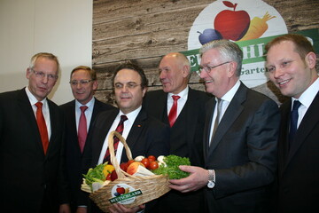 Dr. Henning Ehlers (Vorsitzender BVEO), Franz-Josef Holzenkamp (Mitglied des deutschen Bundestages), Manfred Nssel (Prsident des Deutschen Raiffeisenverbandes) Karl Voges (Vorstand Landgard eG) und Dr. Christian Weseloh (Geschftsfhrer BVEO) (v.l.) begrten Dr. Hans-Peter Friedrich (Bundesminister fr Ernhrung und Landwirtschaft) am Gemeinschaftsstand der deutschen Erzeugerorganisationen.