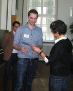 Jurymitglied Prof. Dr. Traud Winkelmann überreicht Fokko zur Mühlen, Gartenbau-Absolvent der Hochschule Osnabrück, die Siegerkunde.