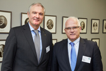 Helmut Selders, Prsident des Bundes deutscher Baumschulen (BdB) e.V. und Peter Bleser, Parlamentarischer Staatssekretr beim Bundesminister fr Ernhrung und Landwirtschaft (v.l.n.r) 