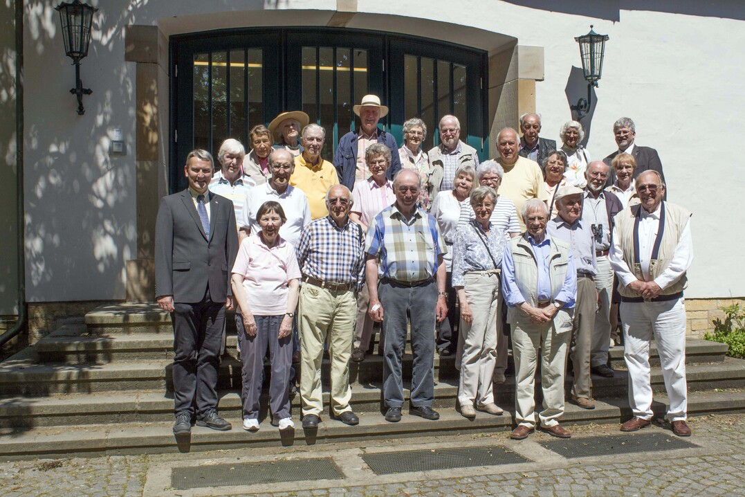 Schon für ihr Abschlussfoto vor 60 Jahren standen sie auf der Treppe des HD-Gebäudes am Campus Haste. Heute staunen die Absolventinnen und Absolventen gemeinsam mit einigen Ehepartnern über die Entwicklung der Hochschule Osnabrück.