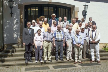  Schon fr ihr Abschlussfoto vor 60 Jahren standen sie auf der Treppe des HD-Gebudes am Campus Haste. Heute staunen die Absolventinnen und Absolventen gemeinsam mit einigen Ehepartnern ber die Entwicklung der Hochschule Osnabrck.