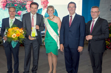 Deutscher Innovationspreis Gartenbau 2015 fr die Initiative Nordfreun.de. Von links: Kai Jentsch (1. Vorsitzender), Rupert Fey (Beyond-Flora), Alexandra Berchtenbreiter (Deutsche Blumenfee 2015/2016), Dr. Robert Kloos (Staatsekretr) und Jrgen Mertz (ZVG-Prsident).