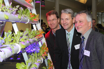 Die Organisatoren der 44. Kontaktstudientage (von links): Prof. Dr. Cord Petermann, Sprecher des Binnenforschungsschwerpunkts Urbane AgriKultur, Marc-Guido Megies, Vorsitzender des Freundeskreises, und Prof. Dr. Andreas Ulbrich, Sprecher der Perspektive Ressourcen und Produktionssysteme im Binnenforschungsschwerpunkt Urbane AgriKultur.