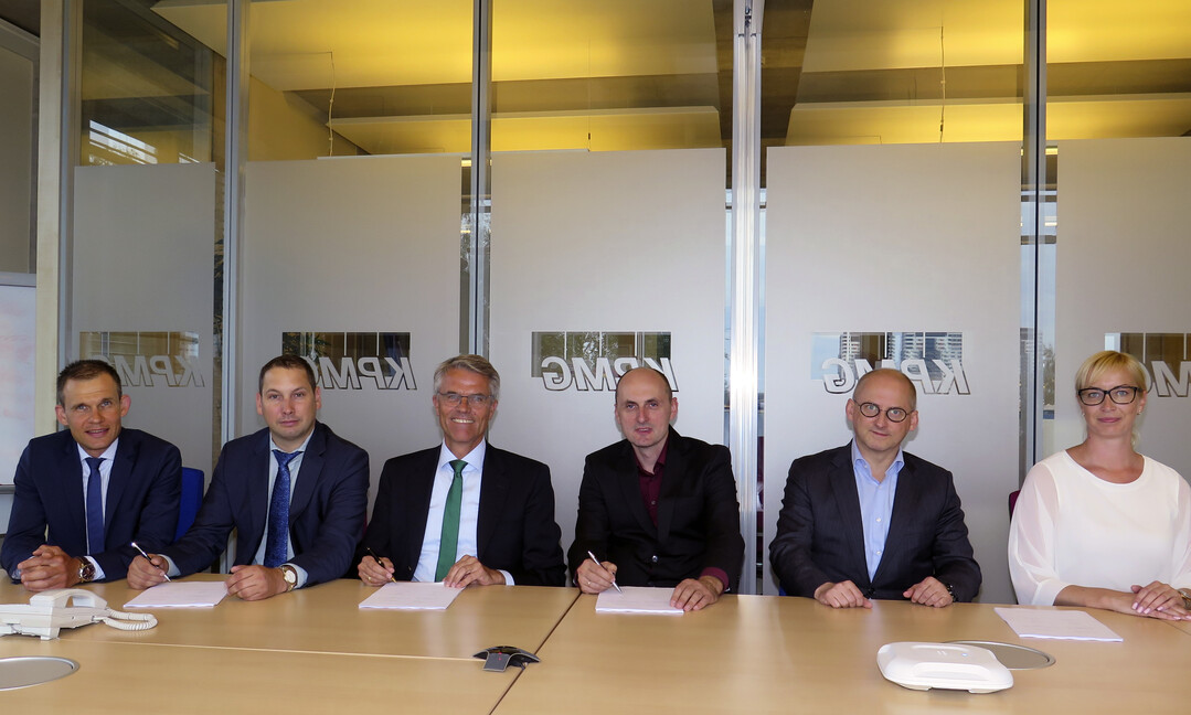 Unterzeichneten den Vertrag (von links): Artis Davidnieks (Anwalt PA Energy, AJ Energy und SIA BNP), Ainars Plaucs (Gesellschafter SIA PA Energy und SIA BNP), Norbert Siebels (Geschäftsführer Klasmann-Deilmann-Gruppe), Aldis Jotiks (Gesellschafter SIA AJ Energy und SIA BNP), Aivars Jurcans (KPMG, Direktor M&A, Lettland), Ieva Tillere-Tilnere, Anwältin (Deputy Head KPMG Law Firm, Lettland)