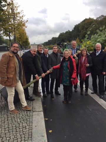 Ganz links im Bild: Peter Meiwald MdB (Bndnis 90 / Die Grnen), Josef Gppel MdB (CSU), dritter von links, dann Dr. Klaus- Peter Schulze MdB (CDU), Stephan Khn MdB (Bndnis 90 / Die Grnen), Eva Bulling- Schrter MdB (Die Linke), Brbel Hhn MdB (Bndnis 90 / Die Grnen) und BdBPrsident Helmut Selders, rechts im Bild Cajus Csar MdB (CDU).