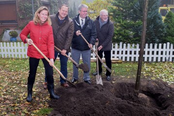 Staatssekretrin Dr. Silke Schneider, Dr. Frank Schoppa, Geschftsfhrer im BdB LV SH, Bad Bramstedts Brger-meister Hans-Jrgen Ktbach und Dr. Jrn Biel, Prsident des Schleswig-Holsteinischen Heimatbundes, bei der Pflanzung von Winterlinden (v.l.n.r. )