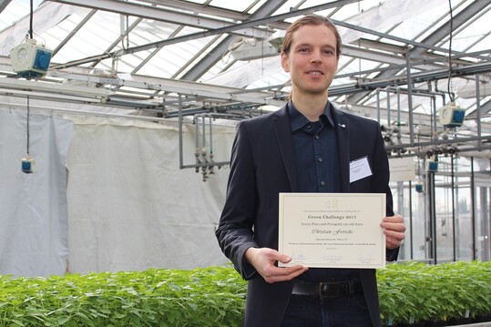 Christian Frerichs von der Hochschule Osnabrck freut sich ber 500 Euro Siegerprmie beim Green Challenge-Wettbewerb
