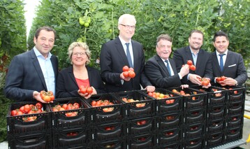 v.l.: Wilhelm Baum, Gesellschafter Neurather Grtner, Svenja Schulze, Ministerin fr Innovation, Wissenschaft und Forschung des Landes Nordrhein-Westfalen, Garrelt Duin, Minister fr Wirtschaft, Energie, Industrie, Mittelstand und Handwerk des Landes Nordrhein-Westfalen, Michael Groschek, Minister fr Bauen, Wohnen, Stadtentwicklung und Verkehr des Landes Nordrhein- Westfalen, Carsten Knodt, Gesellschafter Neurather Grtner und Labinot Elshani, Geschftsfhrer der Landgard Vermarktungsgesellschaft mbH & Co. KG fr Obst & Gemse