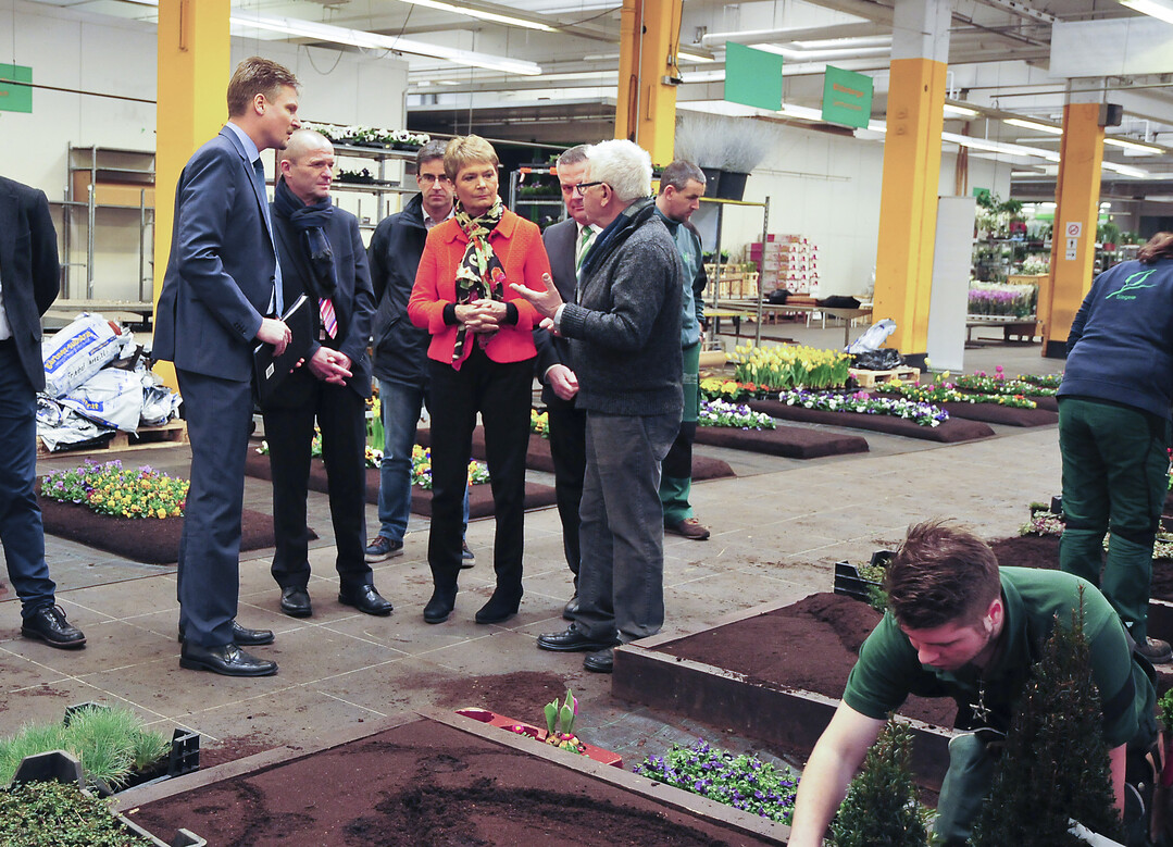 Staatssekretärin Friedlinde Gurr-Hirsch (Mitte) im Gespräch mit Thorsten Baege , Hans Georg Paulus, Gerhard Hugenschmidt und Dieter Ball (v.l.n.r.) (Foto: )
