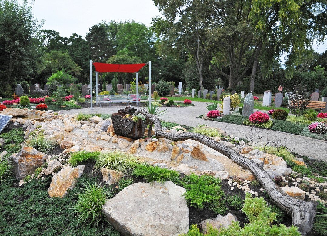 Eines der wichtigsten Geschäftsfelder der Genossenschaft Badischer Friedhofsgärtner eG: Der Bau von gärtnergepflegten Grabfeldern, wie hier das Parkgrabfeld auf dem Friedhof in Neckarau.