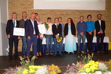 Verleihung der Urkunde zum Ausbildungsbetrieb des Jahres 2017 bei der Freisprechungsfeier in Neumnster im September. 2017  Baumschule Heydorn Shne, Klein Nordende. Andrea Khnke in der Bildmitte mit Sonnenblumen, Niels Heydorn 3. von links vorn