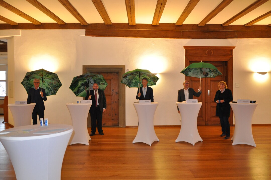 Martin Richter-Liebald, Gerhard Zäh, Oberbürgermeister Sebastian Remelé, Baudezernent Ralf Brettin und Dr. Anna Barbara Keck, Pressesprecherin und Finanzreferentin der Stadt Schweinfurt.