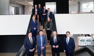  Vordere Reihe von links: Christiaan Olde Bolhaar und Ted Vollebregt, die das Joint Venture geschftsfhrend leiten werden, sowie Moritz Bcking und Bernd Wehming, die Geschftsfhrer der Klasmann-Deilmann-Gruppe 