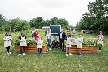 Freuen sich gemeinsam mit den Schler*innen der Jahrgangsstufe 6 der Bischflichen Maria-Montessori-Gesamtschule Krefeld ber die Teilnahme am Projekt Unser Schulgarten der Landgard Stiftung: Schulleiterin Gabriele Vogt (mittlere Reihe, links), Lehrerin Christina Steffens (mittlere Reihe, Mitte) und Landgard-Vorstand Dirk Bader (mittlere Reihe, rechts) 
