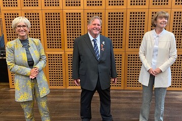 Fr sein jahrzehntelanges berufsstndisches Engagement fr die Gartenbaubranche in Kln wurde Jakob Rllgen mit dem Verdienstkreuz am Bande der Bundesrepublik Deutschland ausgezeichnet. 
