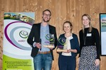 Pim Deuling vom Unternehmen AgroWizard aus Venlo nahm stellvertretend für sein Projektteam den „Agropole Innovation Award 2022“ von Agropole-Projektmitarbeiterinnen Kathrin Poetschki und Lisa van der Veen entgegen