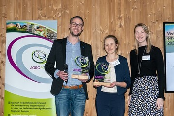Pim Deuling vom Unternehmen AgroWizard aus Venlo nahm stellvertretend fr sein Projektteam den Agropole Innovation Award 2022 von Agropole-Projektmitarbeiterinnen Kathrin Poetschki und Lisa van der Veen entgegen