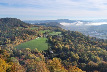 Ab Mitte Oktober 2022 war es in Deutschland nochmals sommerlich warm, wie hier in Bad Blankenburg/Thringen. Zur Wetterchronologie gehrten der Jahreszeit entsprechend auch dichter Morgennebel.
