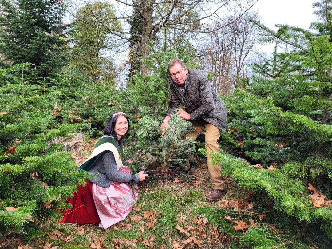 Friedrich Freiherr von der Leyen, Inhaber des Forstbetriebes Bloemersheim und Sophia Adlberger, seit diesem Jahr Weihnachtsbaumknigin in NRW.