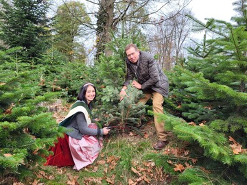 Friedrich Freiherr von der Leyen, Inhaber des Forstbetriebes Bloemersheim und Sophia Adlberger, seit diesem Jahr Weihnachtsbaumknigin in NRW.