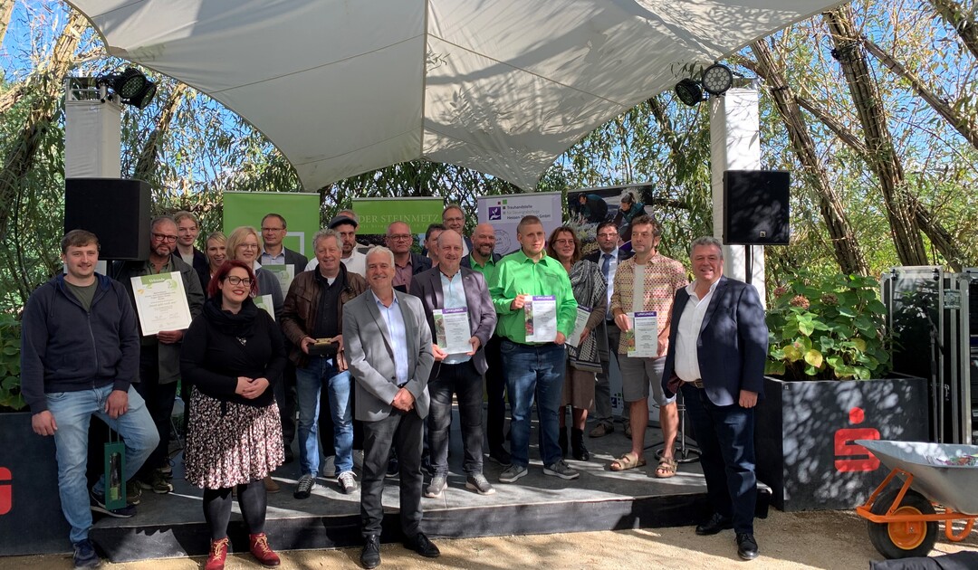 In einer gemeinsamen Veranstaltung haben der Fachverband Garten-, Landschafts- und Sportplatzbau Hessen-Thringen (FGL), der Landesinnungsverband Hessen Steinmetz und Steinbildhauerhandwerk, sowie die Treuhandstelle fr Dauergrabpflege Hessen-Thringen die Preise an die Gewinner bergeben