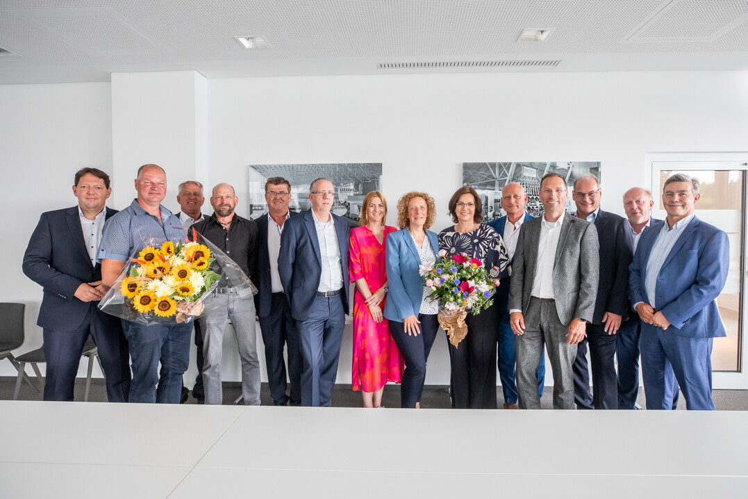 Der Vorstand der Landgard eG und der Aufsichtsrat der Landgard eG nach der Vertreterversammlung. v.l.: Carsten Bnig (Vorstand), Joachim Voigt, Willi Andree, Dirk Schwichtenberg, Bert Schmitz, Martin Flintrop, Nina Keune, Sonja Brink, Andrea Velmans, Dirk Bader (Vorstand), Hilko Dahlke, Wolfgang Schubert, Manfred Rieke und Peter Zander. Oliver Mans (Landgard-CEO) fehlt krankheitsbedingt.