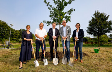Von links: Petra Holtappel (Grnflchenamt Kiel), Dr. Frank Schoppa von Einheitsbuddeln, Ministerprsident Daniel Gnther, Eugen Witte von Einheitsbuddeln sowie Inga Balke, Vorsitzende von Im Norden gewachsen riefen in Kiel zur Teilnahme am Einheitsbuddeln 2023 auf.