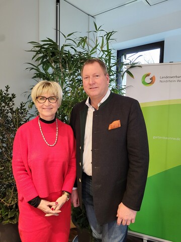 Eva Khler-Theuerkauf gratuliert Christoph Dirksen zur Wiederwahl als Vorsitzender des Baumschulverbandes NRW.