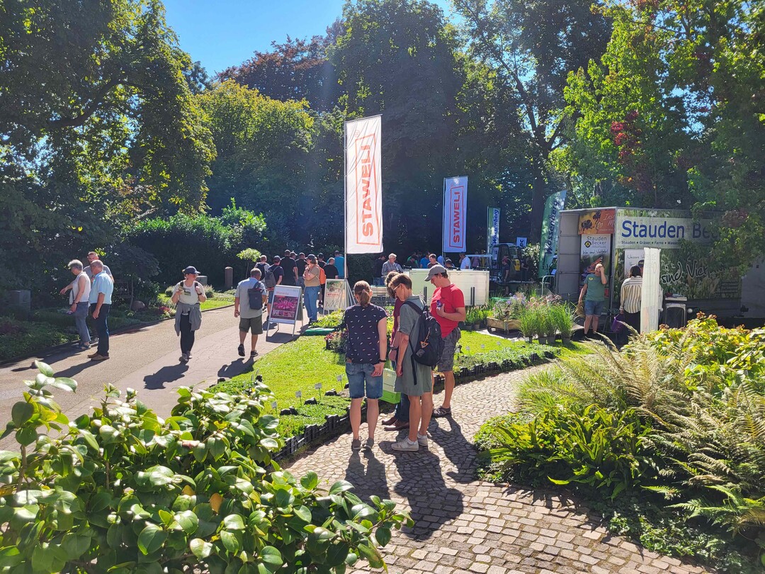 Etwa 1.300 Besucher lockte die fhrende Fachausstellung fr Friedhofstechnik in Deutschland auf das mit rund 17.500 qm Ausstellungsflche groe Gelnde des Bildungszentrums Gartenbau Essen