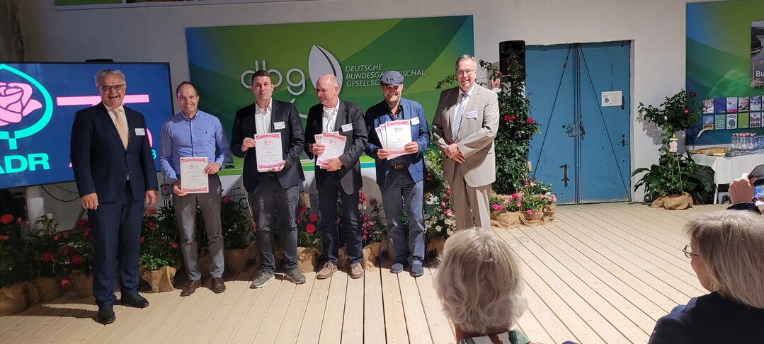 ADR-Rosen 2023: Die bergabe der Urkunden an die erfolgreichen Rosenzchter mit Elmar Pflb, Jens Krger (Rosen Tantau), Wilhelm-Alexander Kordes, Armin Eer (fr Meilland), Thomas Proll (Kordes Rosen) und Hajo Hinrichs (vlnr). 