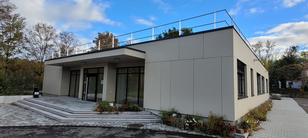 Mit dem neuen Gebäude in Stuttgart-Fasanenhof stehen der Schule für die Fachbereiche Garten- und Landschaftsbau sowie Produktion jeweils ein Unterrichtsraum für den fachpraktischen Unterricht zur Verfügung. Ein angrenzendes Gewächshaus mit einer Bodenhalle für den Ausbildungszweig GaLaBau und ein mit Ebbe-Flut-Tischen und Bodenbeeten ausgestatteter Bereich für den Produktionsgartenbau bietet beste Bedingungen.