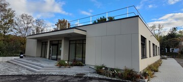 Mit dem neuen Gebude in Stuttgart-Fasanenhof stehen der Schule fr die Fachbereiche Garten- und Landschaftsbau sowie Produktion jeweils ein Unterrichtsraum fr den fachpraktischen Unterricht zur Verfgung. Ein angrenzendes Gewchshaus mit einer Bodenhalle fr den Ausbildungszweig GaLaBau und ein mit Ebbe-Flut-Tischen und Bodenbeeten ausgestatteter Bereich fr den Produktionsgartenbau bietet beste Bedingungen.