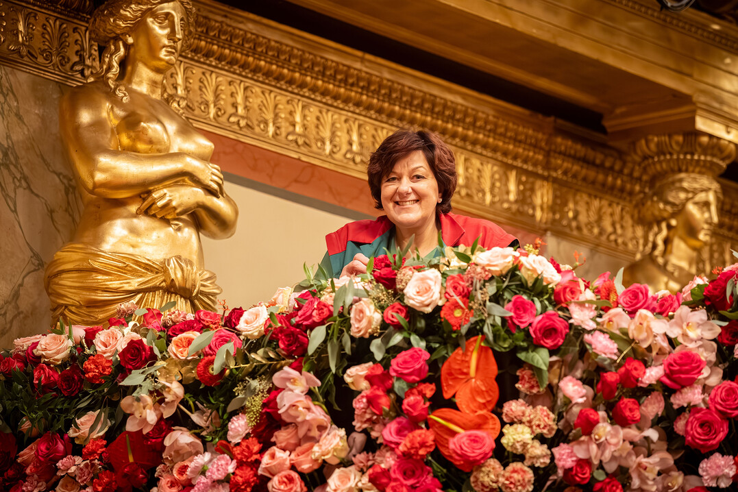 Susanne Mayer, Mitarbeiterin der Wiener Stadtgrten, beim Gestalten des Blumenschmucks