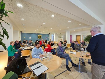 Referent Peter Weyman bei seinem Workshop mit den Prfer/innen in der Aula des BSZ Regensburger Land