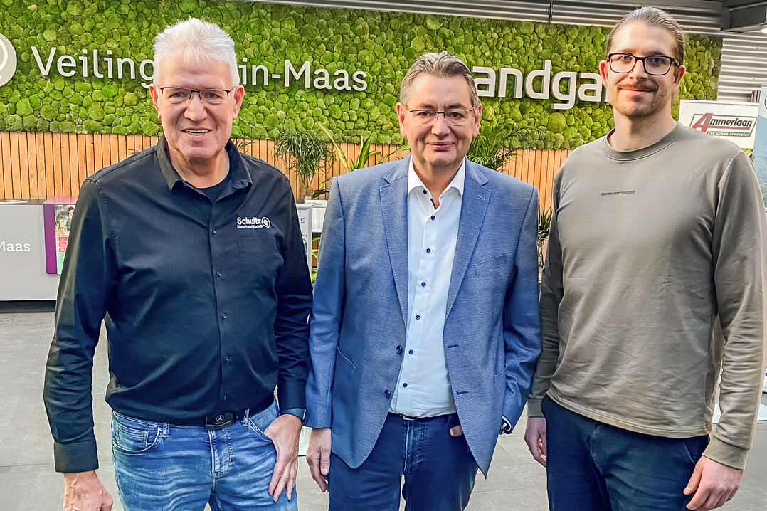 Über das Jahr 2023 berichteten die Verantwortlichen von Veiling Rhein-Maas auf einer Pressekonferenz am 10. Januar 2024. Auf dem Bild von links: Jürgen Schultz (Mitglied der Kundenvertretung der Veiling Rhein-Maas), Günther Esser (Geschäftsführer Veiling Rhein-Maas), Christian Welzel (Mitglied des Fachbeirats Veiling Rhein-Maas). Cees Hoekstra (Veiling Rhein-Maas) war online zur Veranstaltung zugeschaltet.