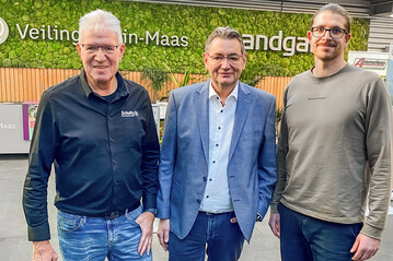 ber das Jahr 2023 berichteten die Verantwortlichen von Veiling Rhein-Maas auf einer Pressekonferenz am 10. Januar 2024. Auf dem Bild von links:  Jrgen Schultz (Mitglied der Kundenvertretung der Veiling Rhein-Maas), Gnther Esser (Geschftsfhrer Veiling Rhein-Maas), Christian Welzel (Mitglied des Fachbeirats Veiling Rhein-Maas). Cees Hoekstra (Veiling Rhein-Maas) war online zur Veranstaltung zugeschaltet.