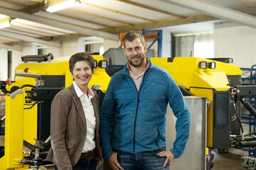 Dr. Anke Schirocki und Dr. Josef Franko von A.I.Land tauschen sich aus zu innovativen Entwicklungen in der Landwirtschaft. Hier stehen beide vor dem Feldroboter ETAROB